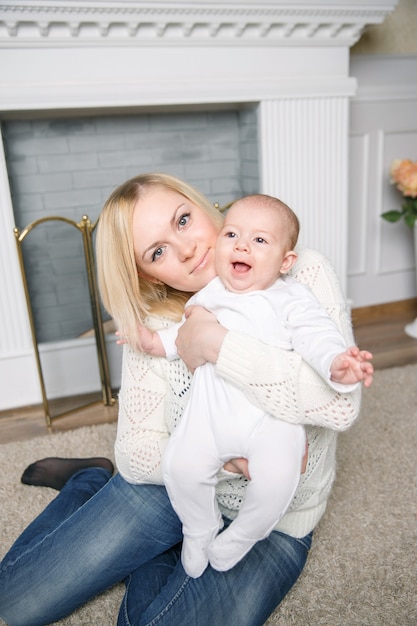 bambino piccolo tra le braccia della mamma.