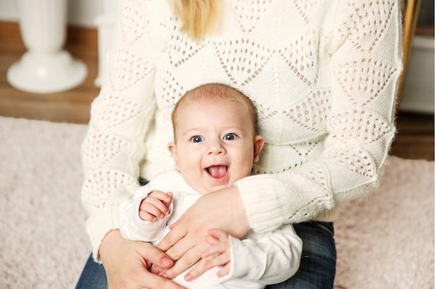 bambino piccolo tra le braccia della mamma.