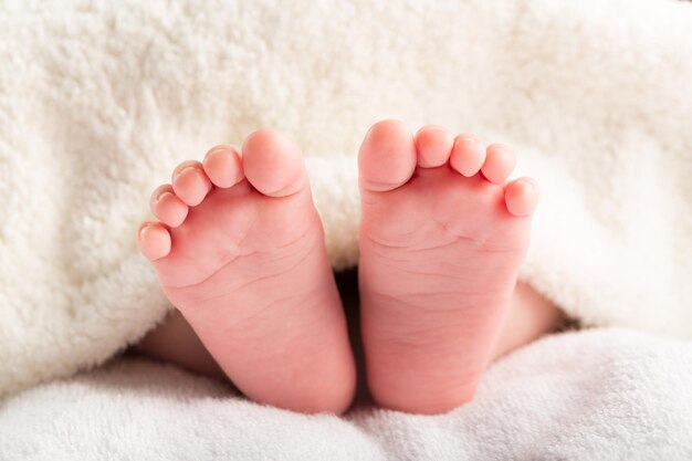 Bambino piede umano neonato piede animale che dorme asciugamano coperta del bambino