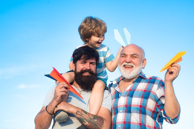 Bambino pilota aviatore con aeroplano di carta sogna di viaggiare per la festa del papà nonno padre e figlio ...