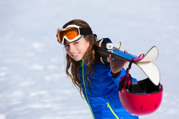 Bambino ragazza inverno neve con attrezzatura da sci