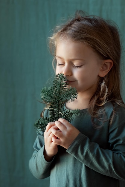 Bambino ragazza ritratto cotone vestito verde su sfondo lino texture Concetto ESG ambientale