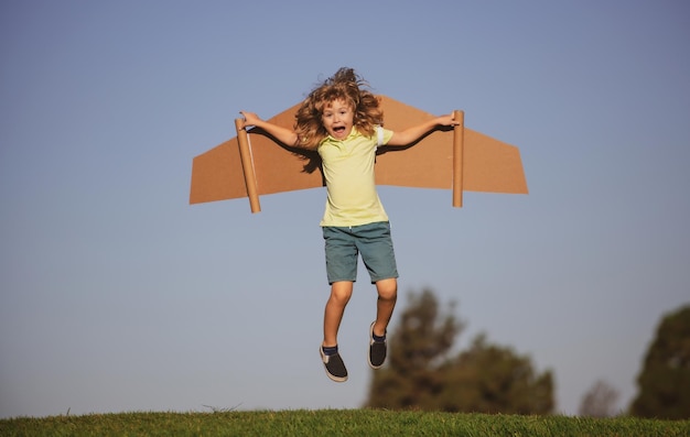 Bambino ragazzo che gioca pilota sullo sfondo azzurro bambino che sogna bambino che gioca con il giocattolo jetpack kid p