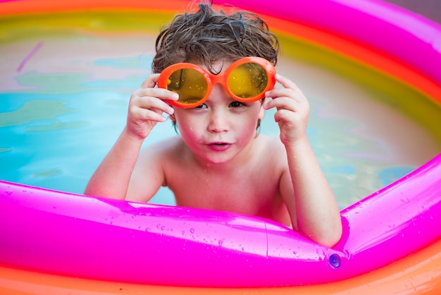 Bambino ragazzo e la migliore piscina Piscina per bambini Divertimento per bambini Giocattoli d'acqua per bambini Bambino carino che si rilassa in piscina