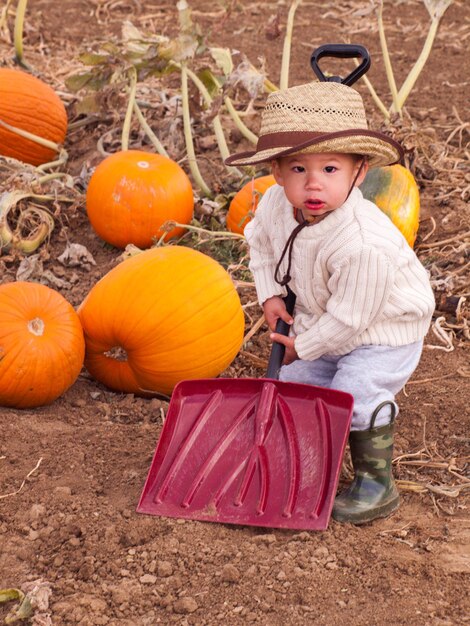 Bambino ragazzo in fattoria.