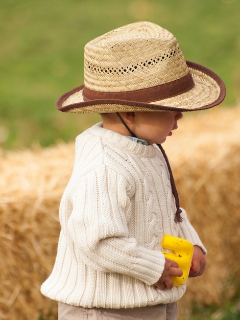 Bambino ragazzo in fattoria.