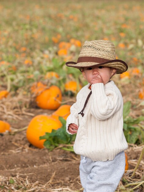 Bambino ragazzo in fattoria.