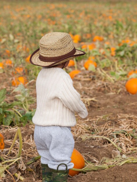 Bambino ragazzo in fattoria.