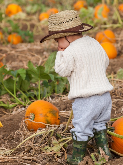 Bambino ragazzo in fattoria.