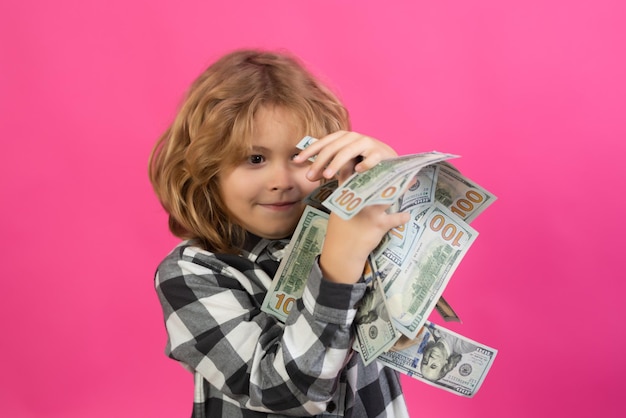 Bambino ricco con dollari Lottery cashback vincere grandi soldi isolato rosa sfondo rosso