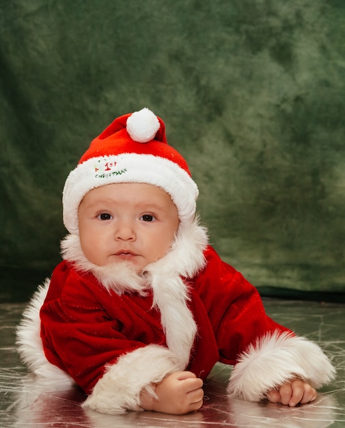 Bambino rosso di festa di natale del bello bambino