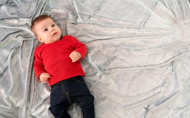 Bambino sdraiato a letto sorridendo