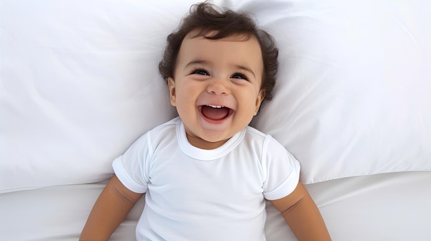 bambino sdraiato su un letto di lenzuola bianche che sorride alla telecamera