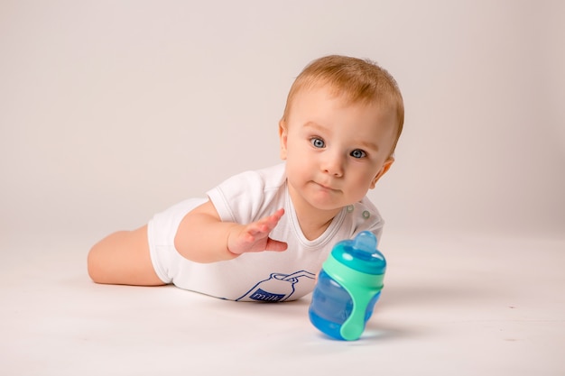 bambino sdraiato sul pavimento