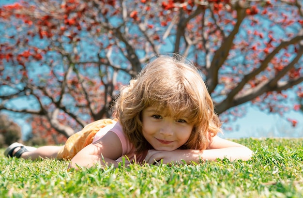 Bambino sdraiato sull'erba Autunno bambini cadono foglie