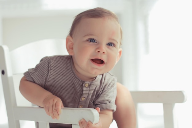 bambino serio bambino ragazzo / ritratto di un bambino piccolo in studio, il volto di un ragazzino