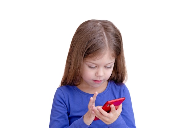 Bambino serio che guarda il telefono cellulare e tocca lo schermo