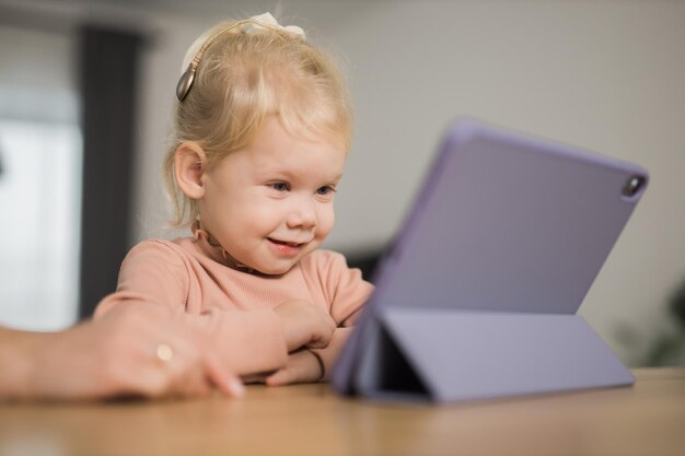 Bambino sordo con impianto cocleare per apparecchi acustici Apparecchi acustici e medicina tecnologia innovativa e concetto di diversità