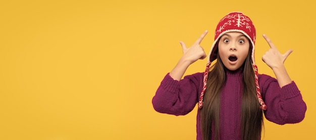 Bambino sorpreso con cappello paraorecchie su sfondo giallo tenere caldo Bambino faccia poster orizzontale adolescente