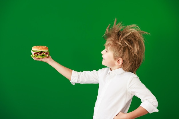 Bambino sorpreso contro la lavagna verde in classe