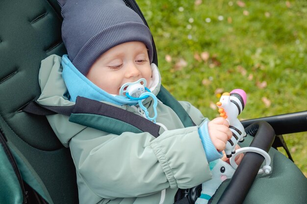 Bambino sorpreso nel passeggino nel parco primaverile