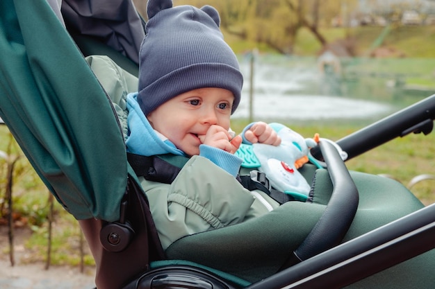 Bambino sorpreso nel passeggino nel parco primaverile