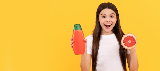 Bambino sorpreso usa gel doccia shampoo capelli lunghi nel bambino del salone con balsamo Banner di intestazione del poster dello studio per la cura dei capelli della ragazza del bambino con lo spazio della copia