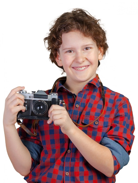 Bambino sorridente allegro (ragazzo) che tiene una macchina fotografica istantanea