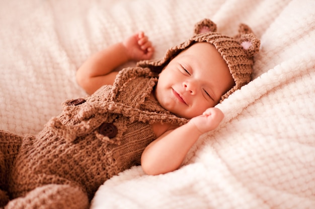 Bambino sorridente che dorme nel letto