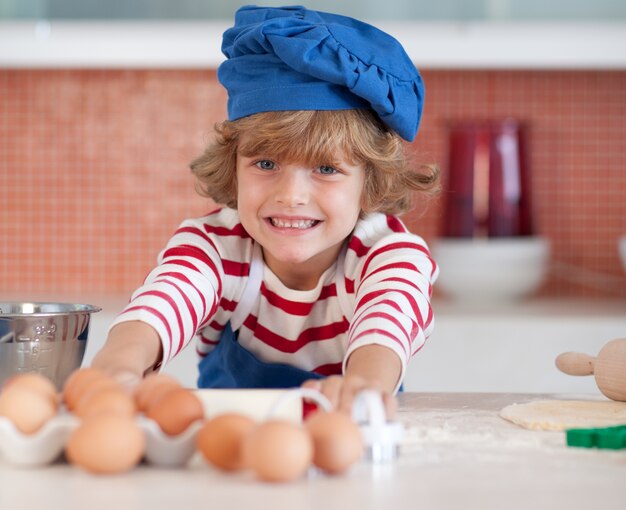 Bambino sorridente con uova