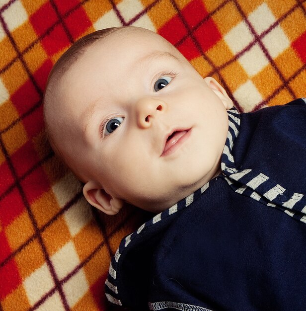 Bambino sorridente felice con gli occhi azzurri