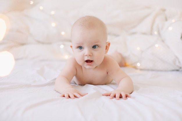 Bambino sorridente healhty felice sdraiato a letto