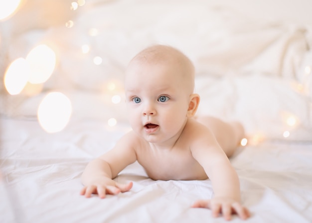 Bambino sorridente healhty felice sdraiato a letto