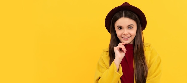 Bambino sorridente in cappello e cappotto su sfondo giallo caduta Bambino faccia poster orizzontale adolescente ragazza ritratto isolato banner con spazio di copia
