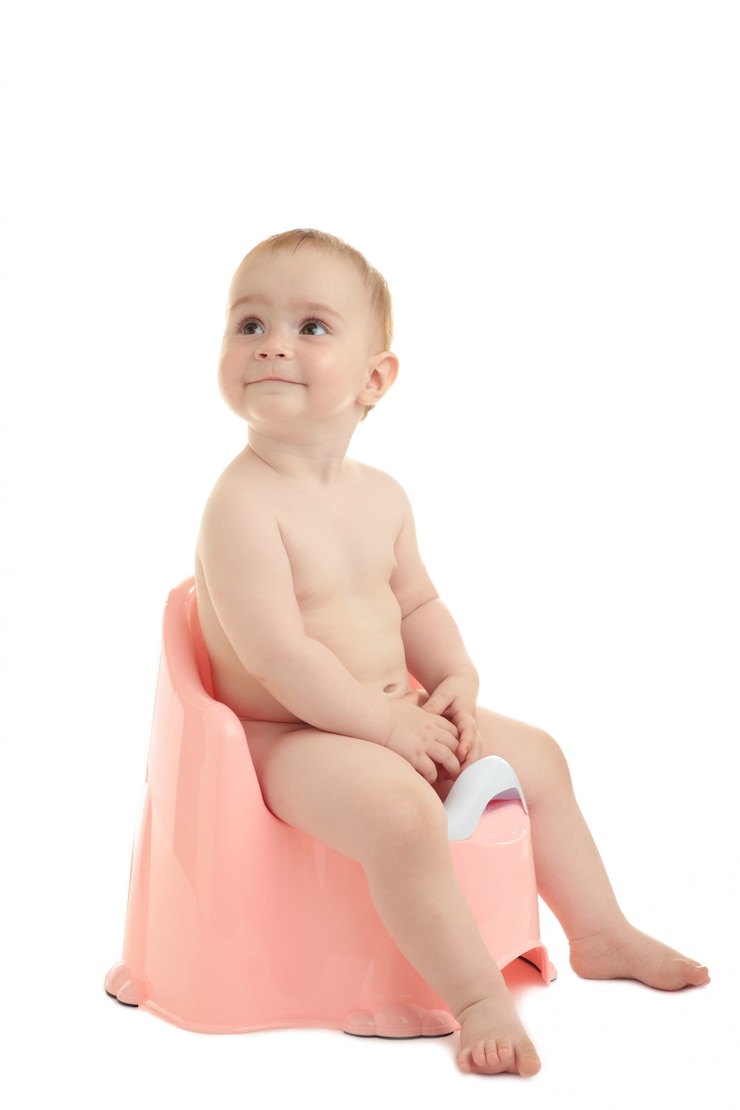 Bambino sorridente sul vaso da notte isolato