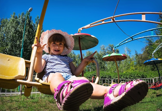 Bambino stordito dal divertimento nel parco