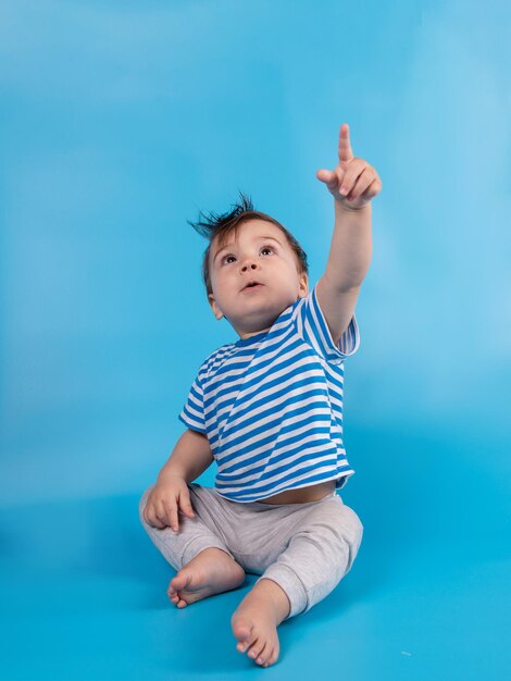 Bambino su sfondo blu Le emozioni di un bambino copiano lo spazio