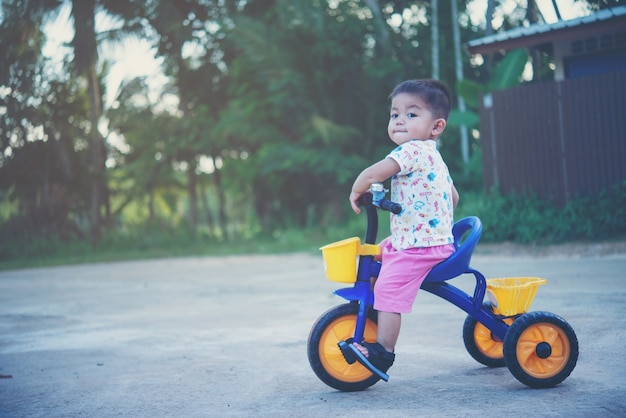 bambino su una bicicletta in strada asfaltata