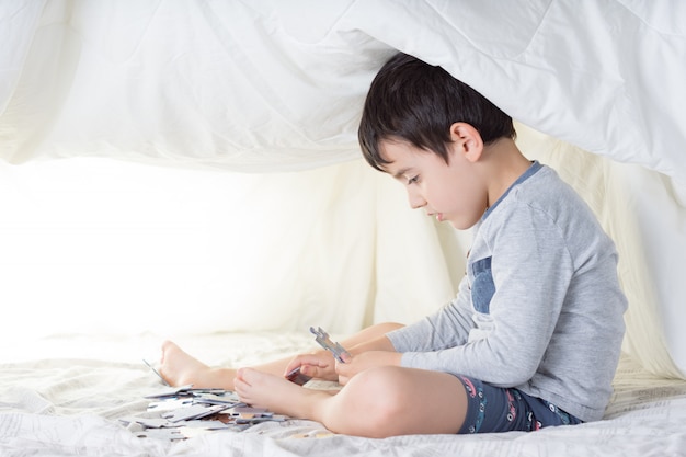 Bambino sul letto