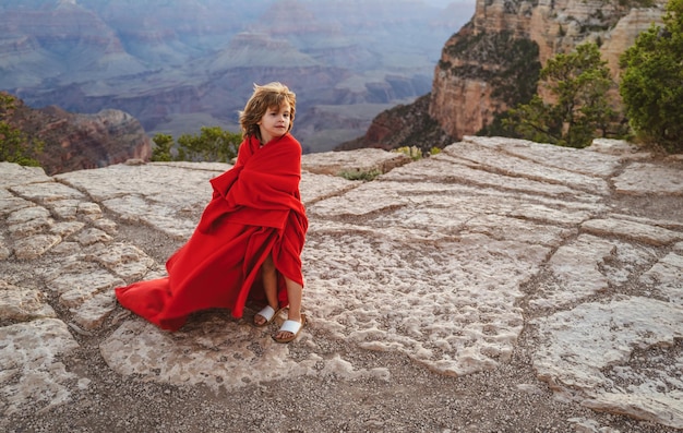 Bambino sul paesaggio di montagna Canyon National Park Stati Uniti Bambini sulla natura