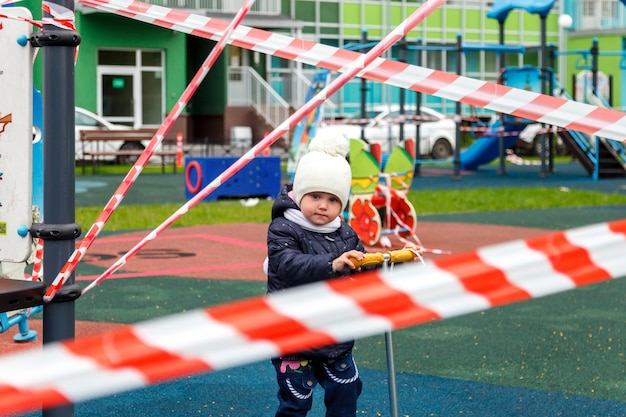 Bambino sul parco giochi chiuso