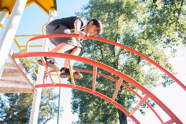 Bambino sul parco giochi