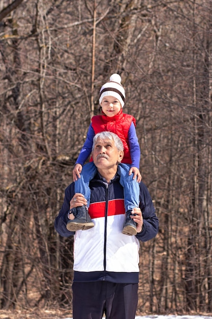 Bambino sulla spalla del nonno