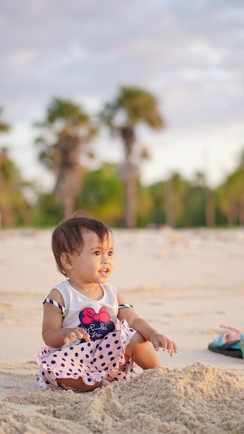 bambino sulla spiaggia che si diverte a giocare nella sabbia