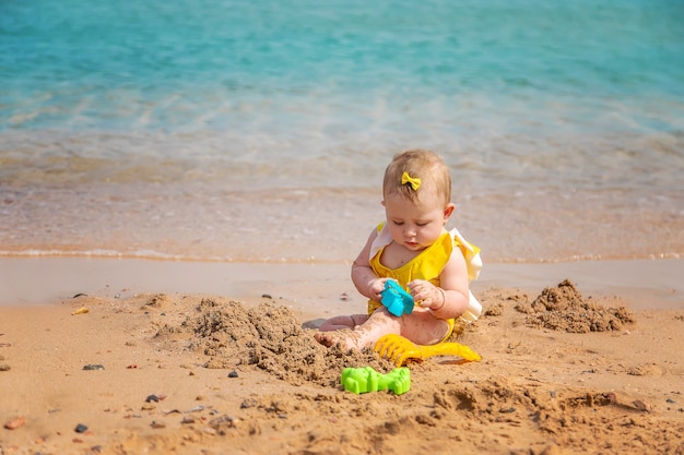 Bambino sulla spiaggia vicino al mare