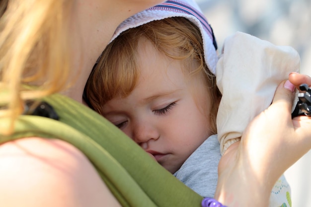 Bambino sulle mani della madre