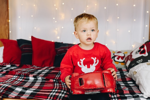 Bambino sveglio con il suo regalo di Natale