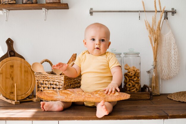 Bambino sveglio nella cucina in legno della casa