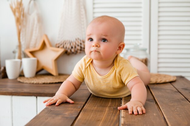 Bambino sveglio nella cucina in legno della casa