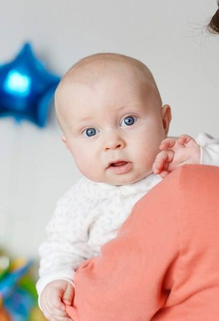 bambino tra le braccia della mamma